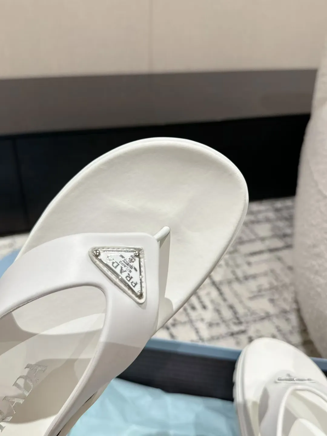 👟👟Ex-factory price 440👟👟 Prada 24/ Hot-selling summer thick-soled thong flip-flops Prada’s flip-flop flip-flops are a must-have for everyone during the travel season! ✔️Number of codes: 35-40 (custom order of 40 pieces is non-refundable)
